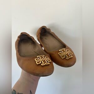 Tory Burch Tan Flats with Signature Medallion Size 8.5